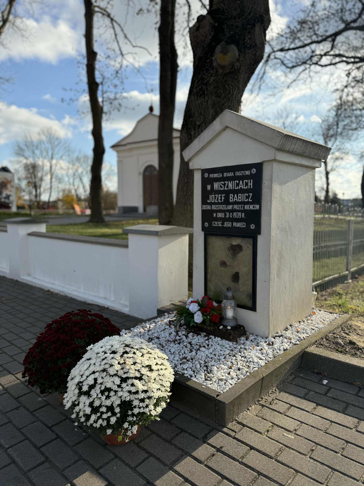 Symboliczny znicz dla Józefa Babicza – pierwszej ofiary okupacji niemieckiej w Wisznicach 